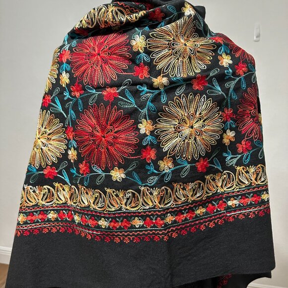 Baby Alpaca Shawl / Wrap in Black with Multicolor Embroidery – Made in Peru  New - Picture 14 of 14